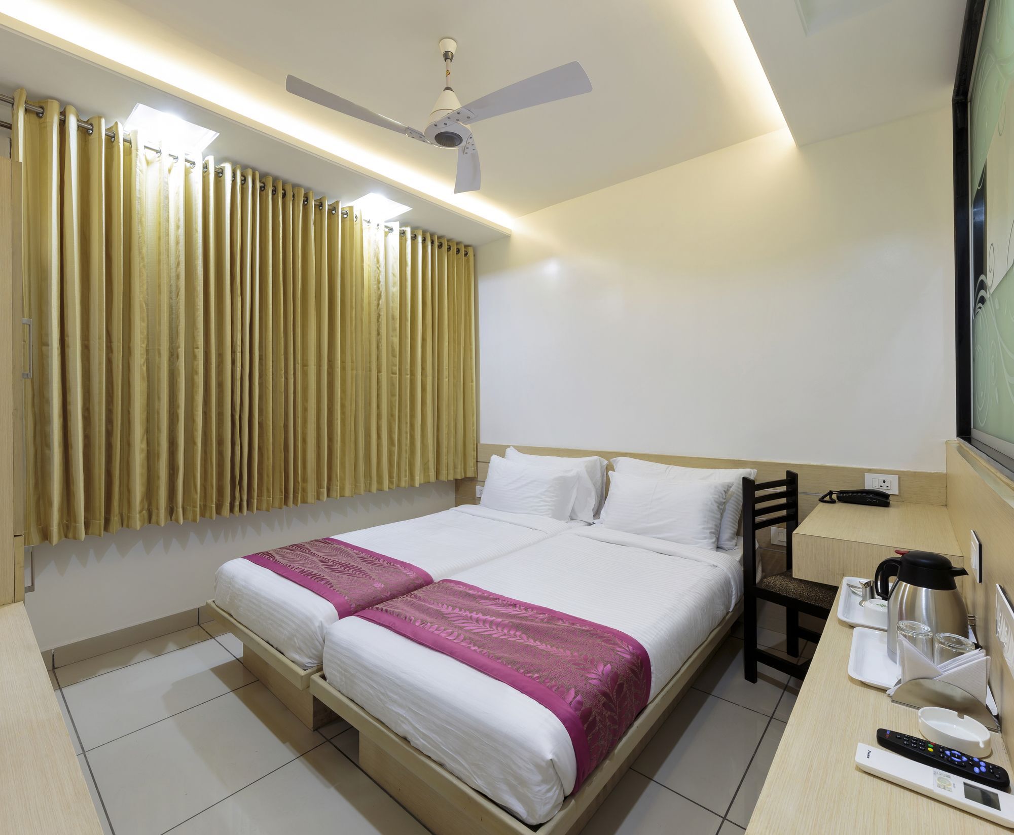 Hotel Radiant Kolhapur Extérieur photo
